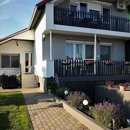 In Balaton 18806 아파트 기에네스디아스